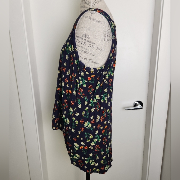 Handsewn Floral Sleeveless Blouse - Picture 4 of 7